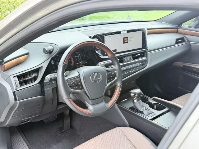Lexus ES — Фото автомобиля 16