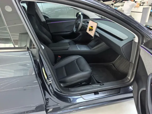 Tesla Model 3 — Фото автомобиля 17