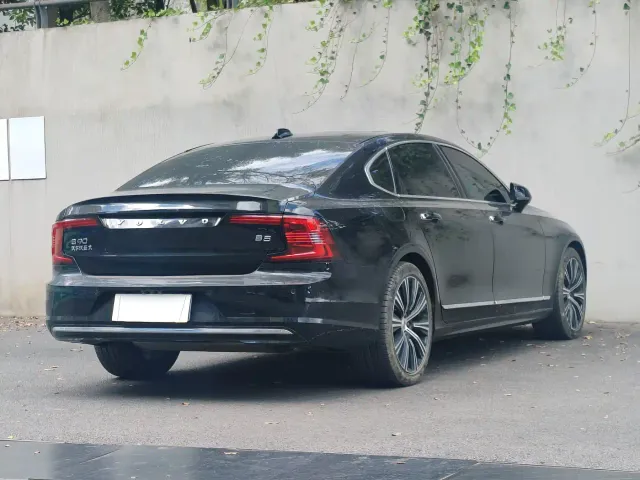 Volvo S90 — Фото автомобиля 4