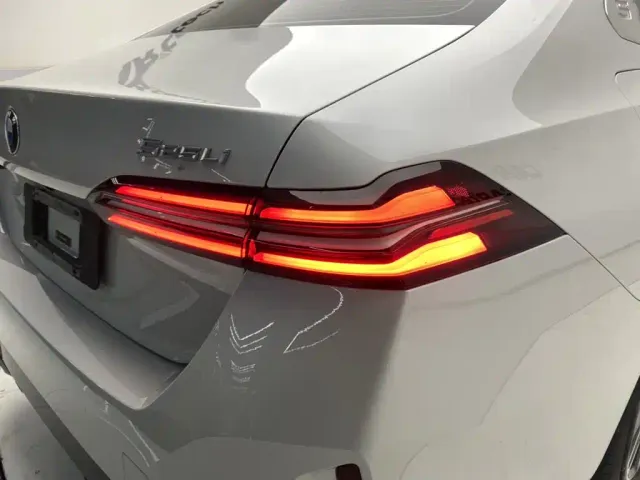 BMW 5 Series — Фото автомобиля 10