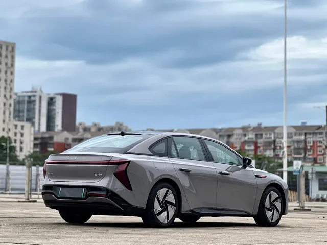 Hongqi EH7 — Фото автомобиля 9