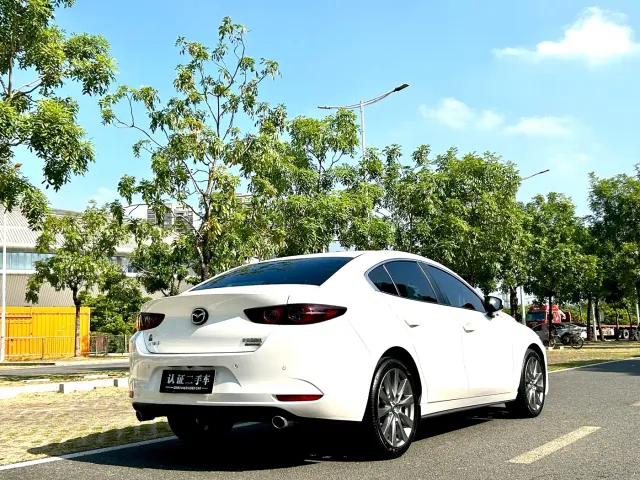 Mazda Axela — Фото автомобиля 4