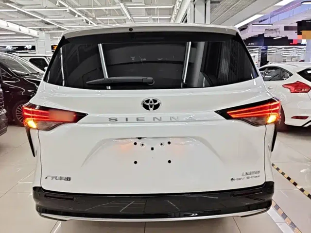 Toyota Sienna — Фото автомобиля 5