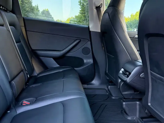 Tesla Model Y — Фото автомобиля 11