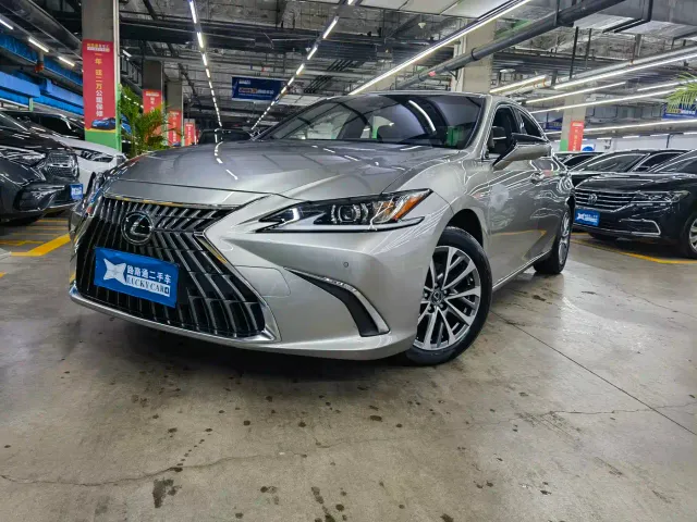 Фотография автомобиля — Lexus ES