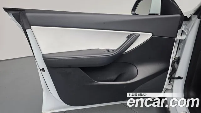 Tesla Model Y — Фото автомобиля 13