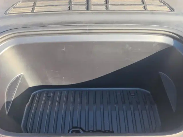 Tesla Model Y — Фото автомобиля 10