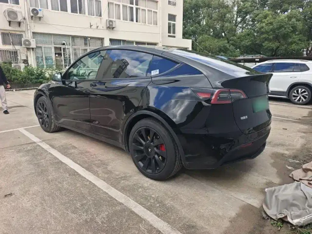 Tesla Model Y — Фото автомобиля 5