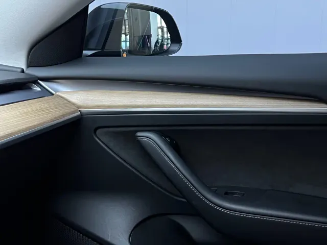 Tesla Model 3 — Фото автомобиля 14