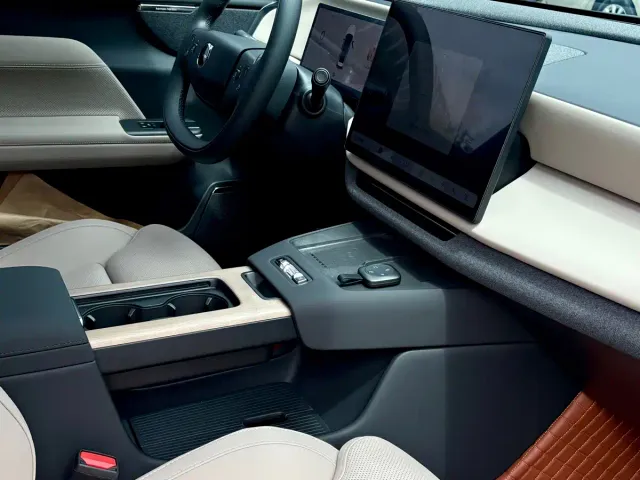 Volvo XC70 Plug-in Hybrid — Фото автомобиля 16