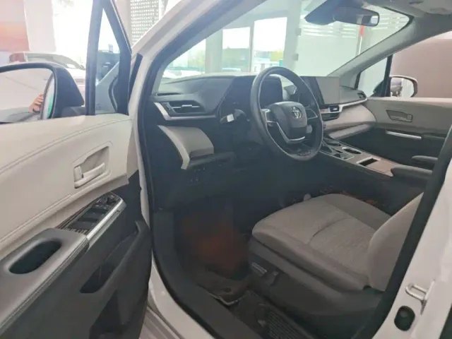 Toyota Sienna — Фото автомобиля 15