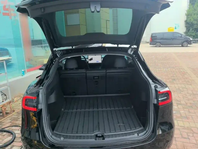 Tesla Model Y — Фото автомобиля 18