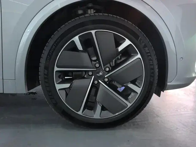 Li Auto L7 — Фото автомобиля 6