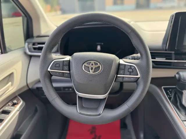 Toyota Sienna — Фото автомобиля 13