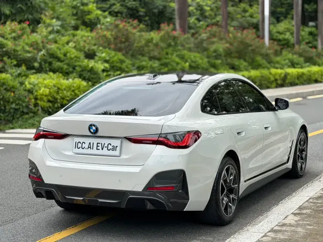 BMW i4 — Фото автомобиля 7