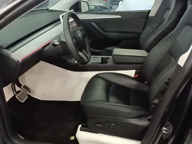 Tesla Model Y — Фото автомобиля 14