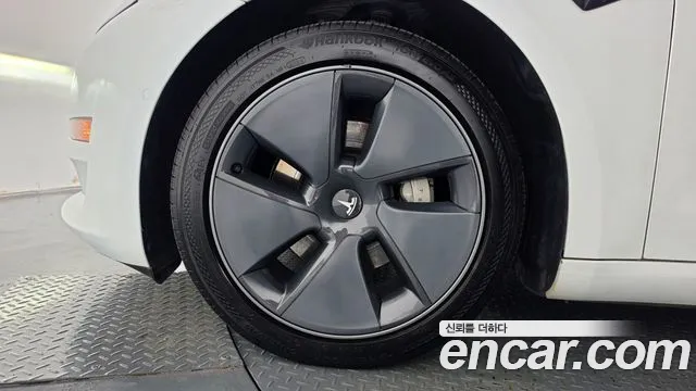 Tesla Model 3 — Фото автомобиля 5