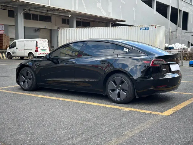 Tesla Model 3 — Фото автомобиля 16