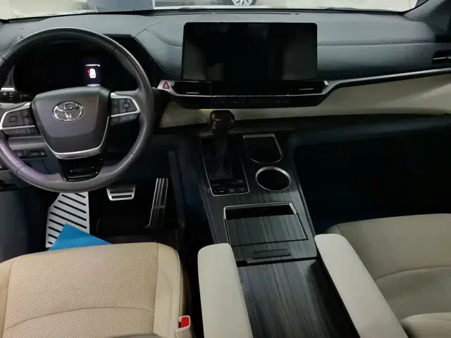 Toyota Sienna — Фото автомобиля 12
