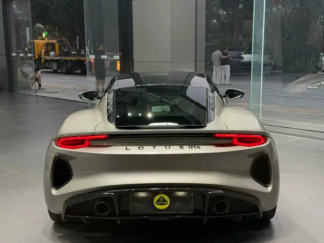 Lotus Emira — Фото автомобиля 3