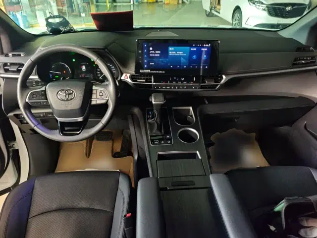 Toyota Sienna — Фото автомобиля 5