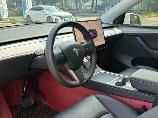 Tesla Model Y — Фото автомобиля 23