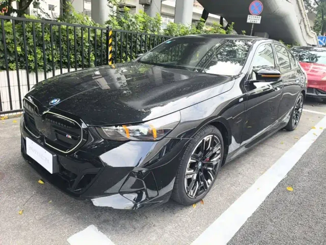 Фотография автомобиля — BMW i5 M60