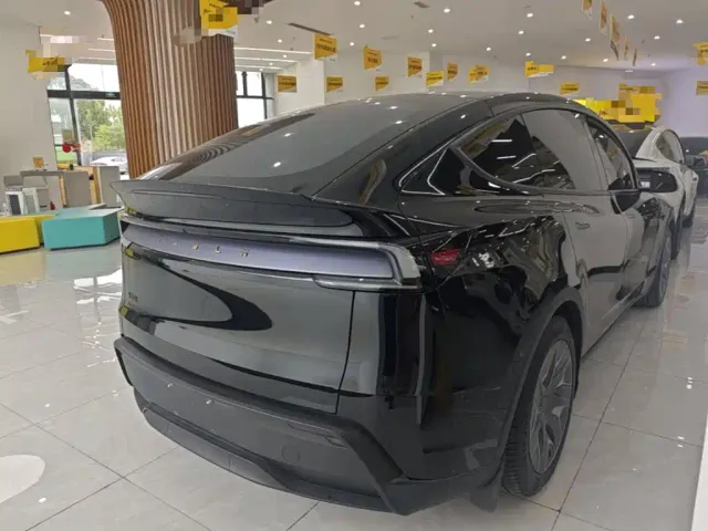 Tesla Model Y L — Фото автомобиля 6