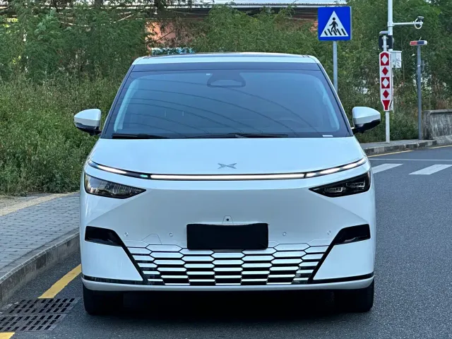 Xpeng X9 — Фото автомобиля 2
