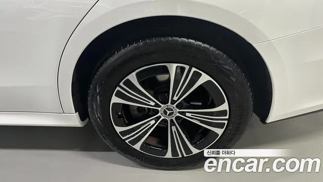 Mercedes-Benz E-Class — Фото автомобиля 5