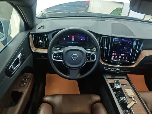 Volvo XC60 — Фото автомобиля 10