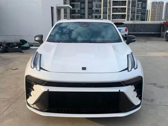 Lynk & Co 03 — Фото автомобиля 2
