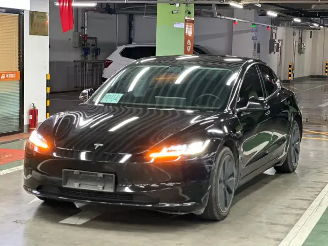 Фотография автомобиля — Tesla Model 3