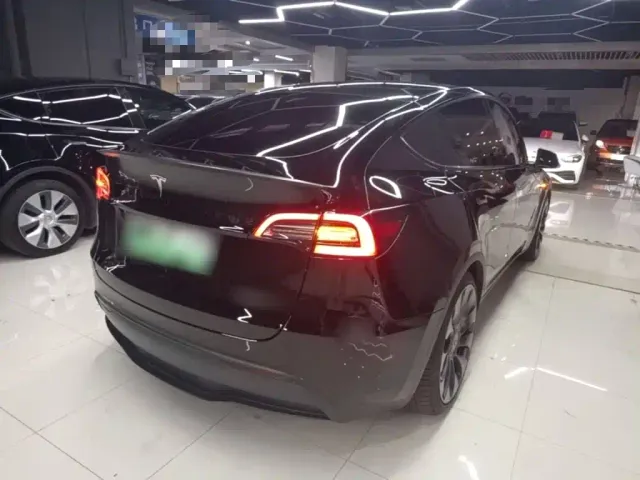 Tesla Model Y — Фото автомобиля 4