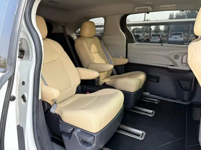 Toyota Sienna — Фото автомобиля 15