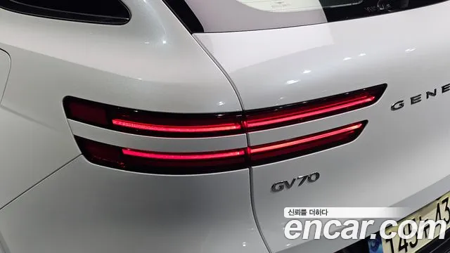 Genesis GV70 — Фото автомобиля 8
