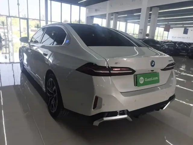 BMW i5 — Фото автомобиля 4