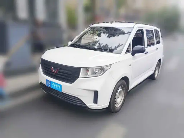 Фотография автомобиля — Wuling Hongguang Plus