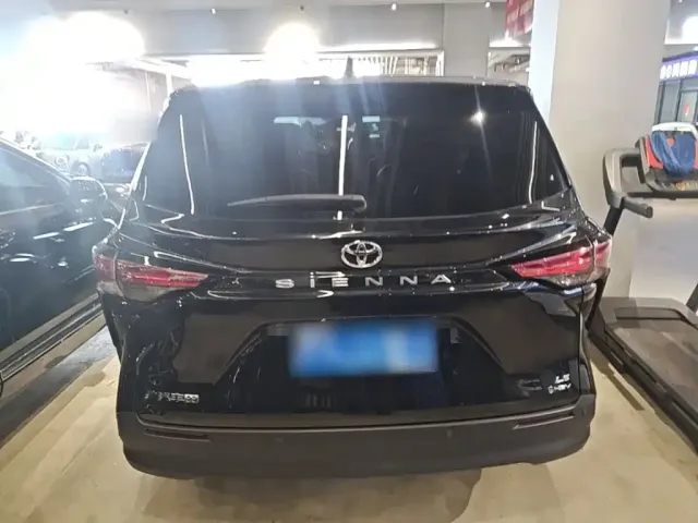 Toyota Sienna — Фото автомобиля 5