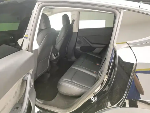 Tesla Model Y — Фото автомобиля 11
