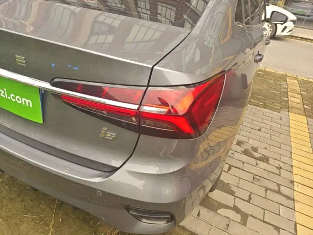 Roewe i5 — Фото автомобиля 7