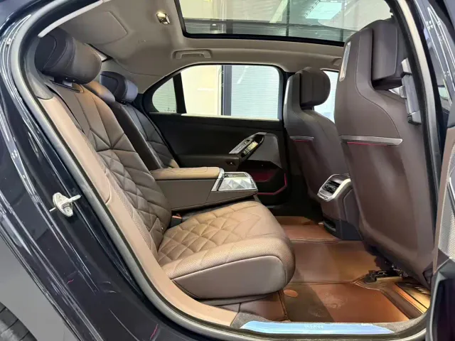 BMW 7 Series — Фото автомобиля 11
