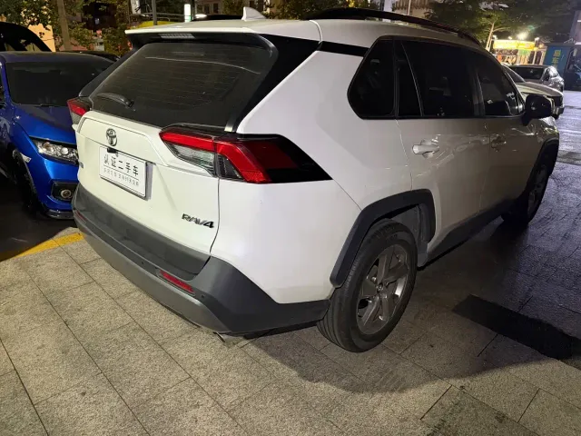 Toyota RAV4 — Фото автомобиля 10
