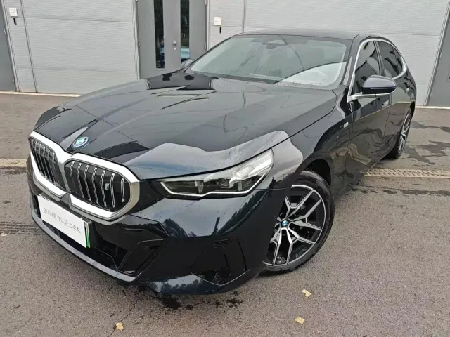 Фотография автомобиля — BMW i5