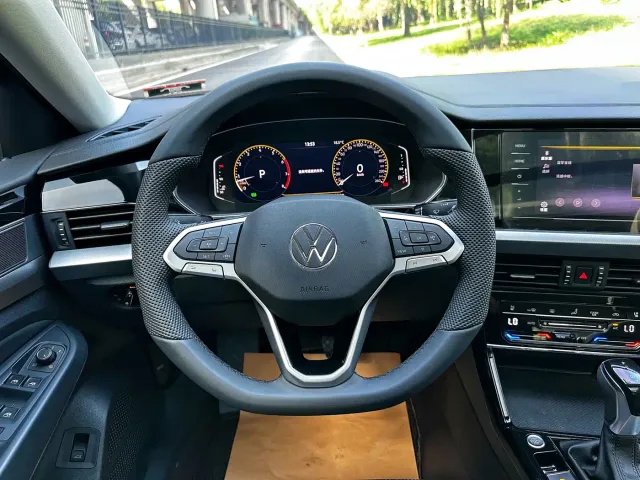 Volkswagen Passat — Фото автомобиля 14