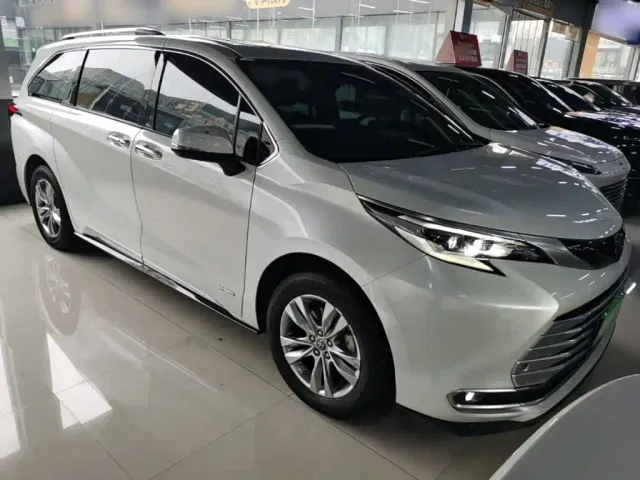 Toyota Sienna — Фото автомобиля 3