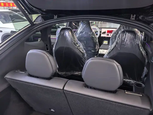 Tesla Model Y L — Фото автомобиля 9