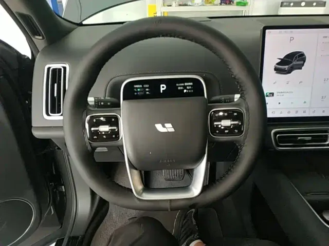 Li Auto L8 — Фото автомобиля 10