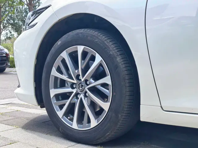 Lexus ES — Фото автомобиля 9
