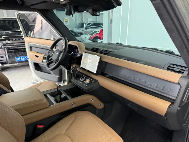 Land Rover Defender — Фото автомобиля 9